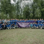 Foto bersama semua karyawan dan managemen Politeknik Pelayaran Surabaya saat family gathering.