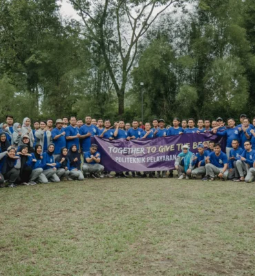 Foto bersama semua karyawan dan managemen Politeknik Pelayaran Surabaya saat family gathering.