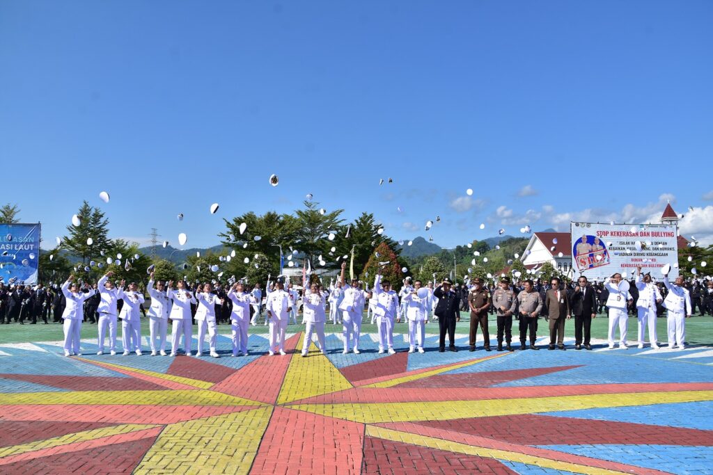 Prosesi Hat Toss Wisuda dan Pelepasan Perwira Transportasi Laut Poltekpel Sulut