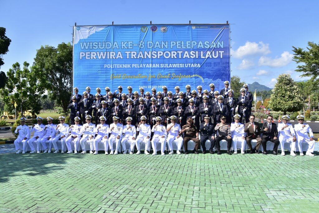 Foto Bersama Wisuda dan Pelepasan Perwira Transportasi Laut Poltekpel Sulut