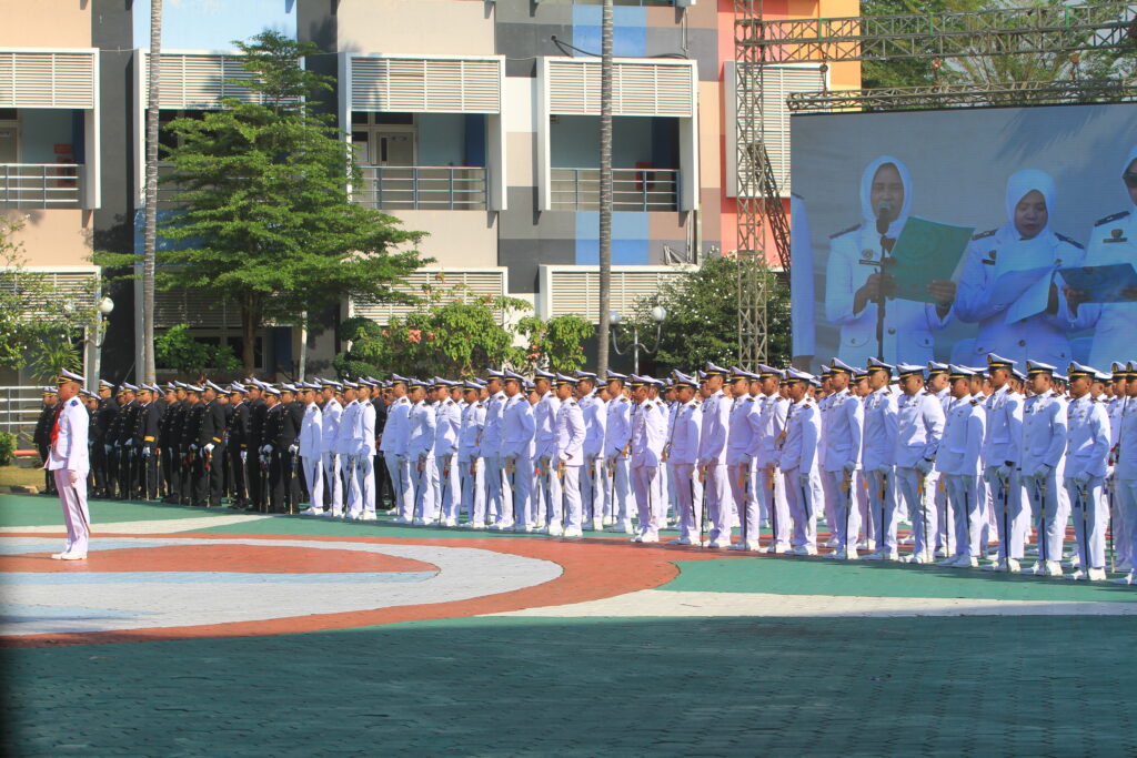 Wisuda ke-51 Politeknik Pelayaran Surabaya. Wisuda perwira transportasi laut.