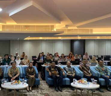 Workshop Penyamaan Standar SPIWorkshop Penyamaan Standar SPI. Foto Bersama Kepala Pusat BPSDMPL dan Jajaran Pemerintahan.