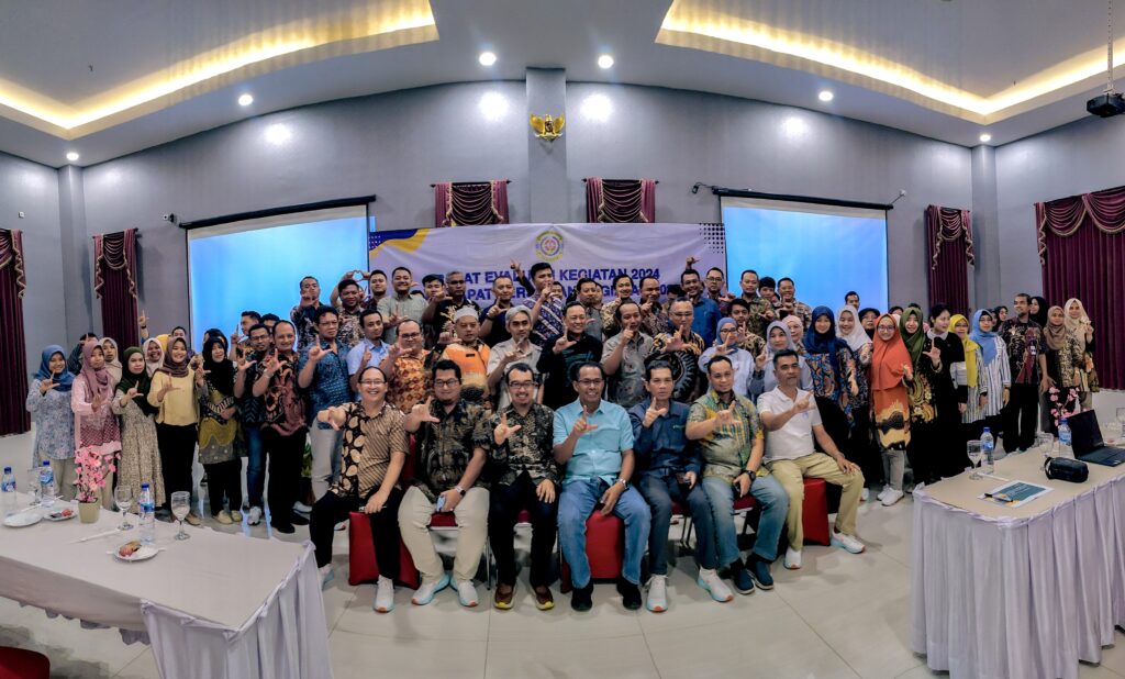 Poltekpel Surabaya Evaluasi Kinerja 2024 dan Rancang Blueprint 2025. Foto bersama.